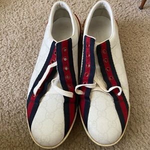 Woman’s Gucci Lowtop Sneakers